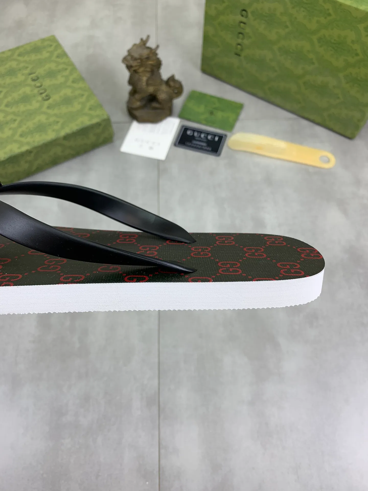 Men's men's shoes 💰P220💰【New style】🆘【GUCCI】Official website's popular Gucci adult couple 🧑‍🤝‍🧑 style, children's flip-flops are on sale at the counter simultaneously! Original fabric imported from Italy. Original bottom provided by the original factory. Size: Adult 36-45. Children’s size: 30-37. Multiple colors available.
